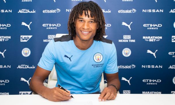   Аке няма да напусне Ман Сити