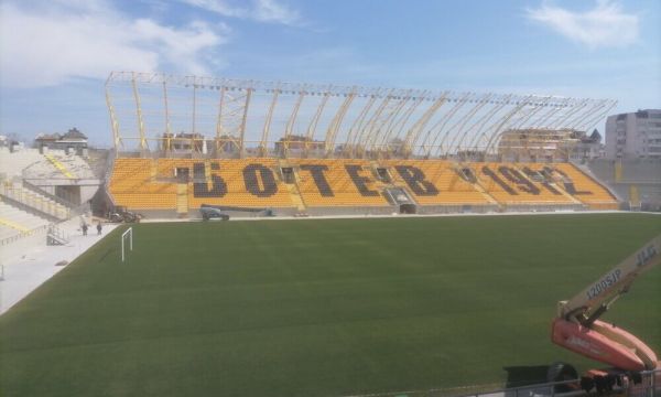 От Ботев Пловдив призоваха феновете да помагат с поставянето на седалки