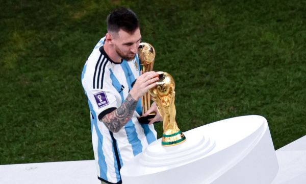 Разрушиха статуята на Меси в Аржентина 