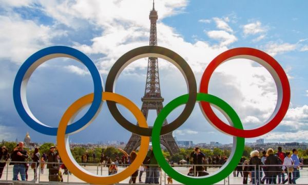 Транвестит ще носи олимпийският огън в Париж