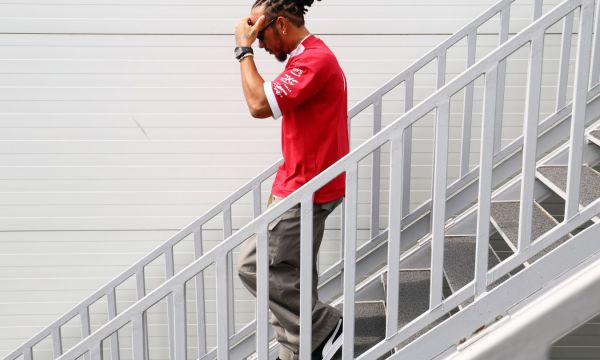 Хамилтън за слуховете за напускане на Ферари: Имам дълъг договор