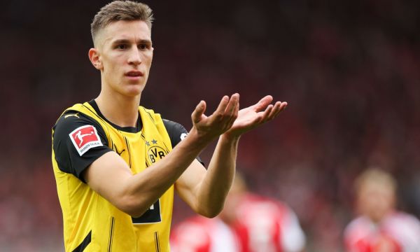 Барса следи двама защитника 