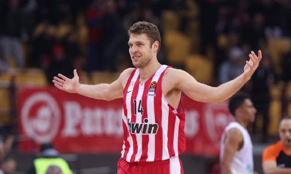 Олимпиакос с Везенков отново бият в шампионата на Гърция