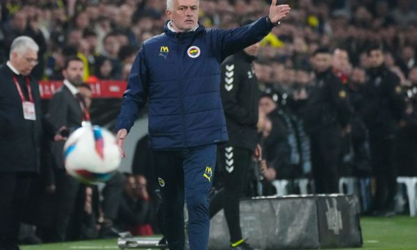 Моуриньо заменя Лаже в Бенфика?