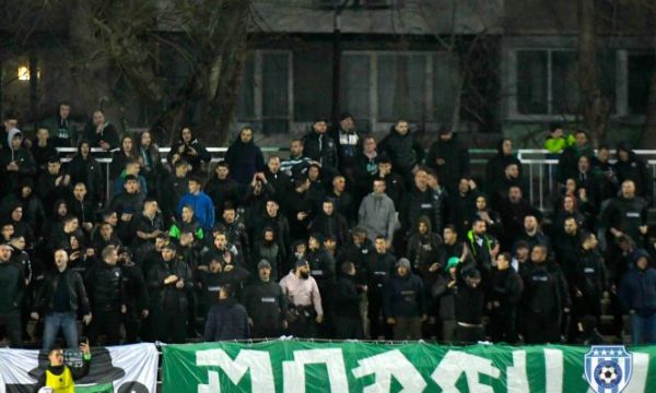 Фенове на Черно море чупят собствения си стадион, опитват да линчуват играчи на Лудогорец