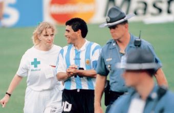 1994 г. Марадона отива на допинг-тест. След няколко часа ще стане ясно, че аржентинецът е наркоман.