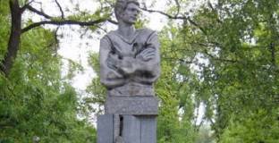 От Левски поднасят цветя пред паметника на Гунди в събота