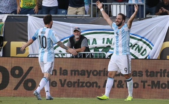 Разгромни победи за Аржентина и Чили на Копа Америка