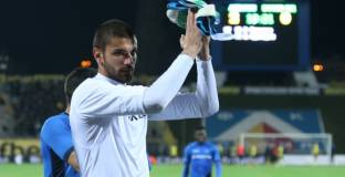 Левски се отърва от вратар