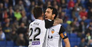 Прилепите продължават да дишат във врата на Барса (видео)