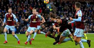 Спорен гол от дузпа в края носи успеха на Арсенал (видео)