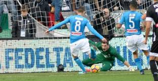 Наполи бързо си върна лидерската позиция в Серия А (видео)