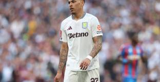 Челси се насочи към халф на Астън Вила