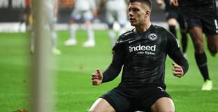 Айнтрахт Франкфурт удари Шалке и задмина Байерн