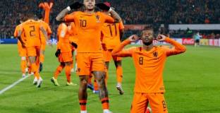 Холандия се разправи с шампионите (видео)