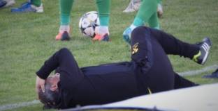 Феновете на Миньор Перник замериха с камък треньора на тима (снимки)