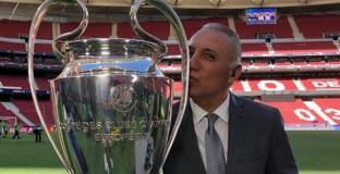 Стоичков показа любовта си към трофея от Шампионска лига