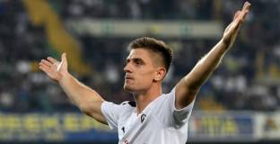 Гол от дузпа спаси трите точки за Милан срещу 10 от Верона