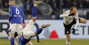 Десет от Шалке удържаха победата срещу Айнтрахт