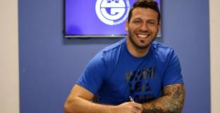 Бившият вратар на Лудогорец подписа с тима на Марадона