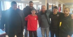 Фенове на ЦСКА и журналисти дадоха подаръци на съблеченото в автобуса дете