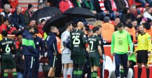 Отново спряха мач в Бундеслигата (снимки)