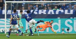 Хофе стигна до равен срещу Шалке - и този мач не мина без плакати