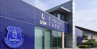 Недоволни фенове на Евертън поискаха среща с играчите