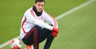 Йозил дари 101 000 долара на Червения полумесец