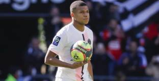 Майката на Мбапе: Преговаряме с ПСЖ