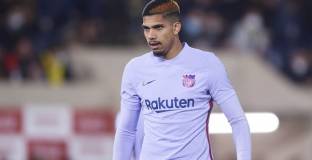 Барса ще продължи със защитник 