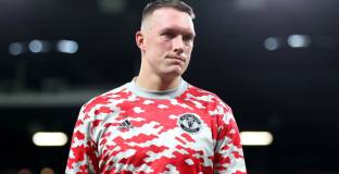  Бенфика е готова да наеме Фил Джоунс 