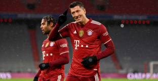 Левандовски с хеттрик и победа за Байерн (видео)