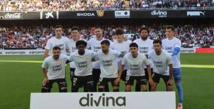 Футболисти и фенове на Валенсия подкрепиха Любо Пенев