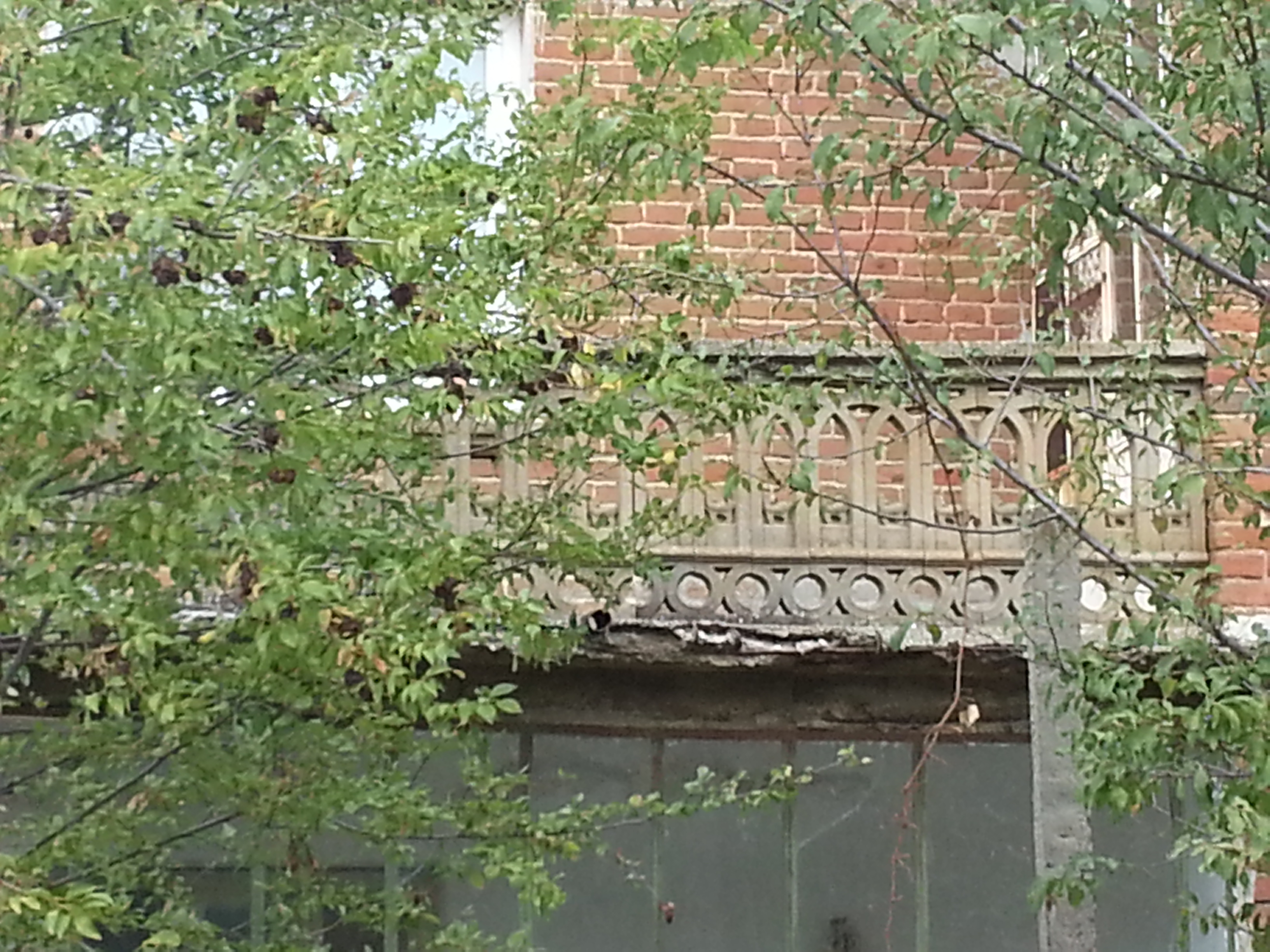 1974 година. Вратарят на Атлетико Мигел Рейна изнася от терена Хосе Миканяс от Реал Мадрид. 