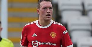  Фил Джоунс е отстранен от първия отбор на Ман Юнайтед