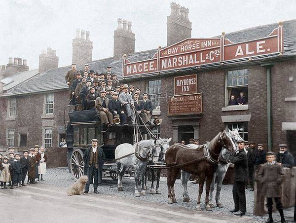 Фенове на Стоук Сити се готвят за мач на любимия отбор. 