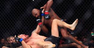 Джоунс защити титлата си 