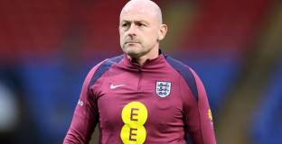 Отказът на Карсли да пее химна не е проблем за ФА