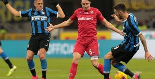 Интер се справи с Фиорентина и продължава напред за Купата