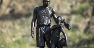 Махат статуята на Брайънт и дъщеря му