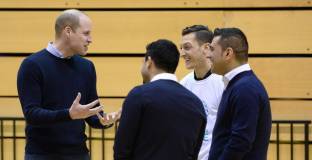 Йозил подари на принц Уилям фланелка на Арсенал