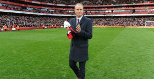 За Бергкамп е трудно да наблюдава мъките на Арсенал