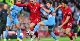 Фен на Ливърпул наплюл членове на щаба на Ливърпул