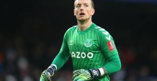  Пикфорд се забърка в скандал