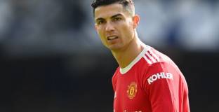  Ван Бастен съветва Тен Хаг да остави Роналдо в Ман Юнайтед