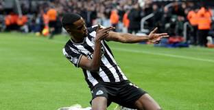 Нюкасъл с две крачки пред Арсенал