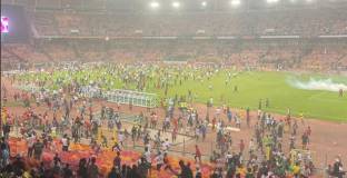  Феновете на Нигерия предизвикаха безредици