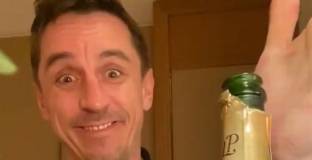 Невил отпразнува загубата на Ливърпул с шампанско