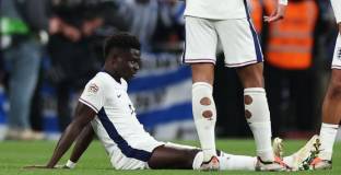 Сака получи контузия при загубата от Гърция 